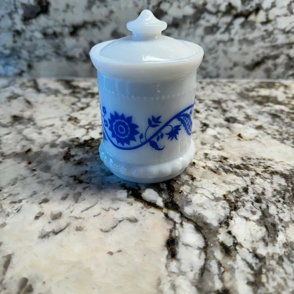 Unique vintage pincushion - Picture 2 of 3